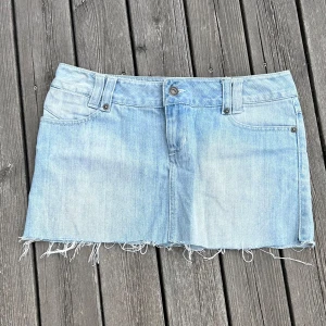 Jeans kjol - Jag säljer den här super fina jeans kjolen som tyvärr har blivit för lite för mig! Skriv om du har några frågor eller så❤️