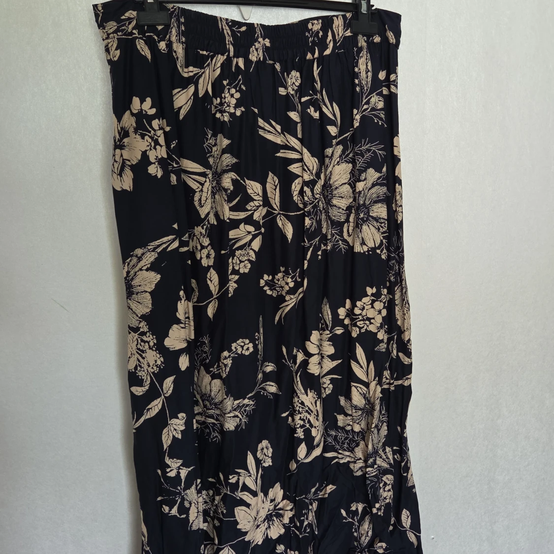 Mörkblå blommig långkjol från Bonprix - 1