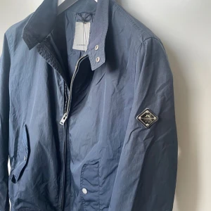 J.Lindeberg Jacka - En riktigt snygg J.Lindeberg jacka i storlek M | Modellen är 180 och den är lite stor | Jackan har lite fläckar men inget märkvärdigt | Perfekt för våren | Hör av er vid frågor!🌟