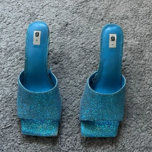 Ibiza style låga klackar/ pumps - Skit snygga låga klackar / pumps från Gina Tricot.  Ibiza style, blå glitter , paljetter Orginal pris 499 kr