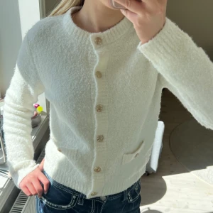 Vit kofta från Holly & Whyte - Mysig vit kofta från Holly & Whyte! Använd en gång, inga defekter🤍 Storlek S 🥰