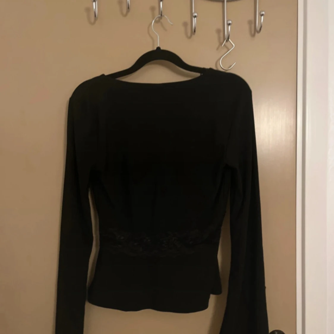 Svart långärmad topp med spets från Gina Tricot - 2