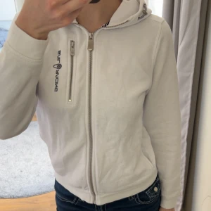 Sailracing  - Fint skick men har lite fläckar som knappt syns (bild 3 och 4) går förmodligen bort med vanish. Storlek 170, passar xxs/xs