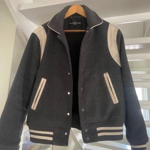 Grå och vit bomberjacka från Maniere de voir  - Maniere de voir jacka. Knappen längst ner och längst upp är tyvärr borta men funkar oavsätt väldigt bra