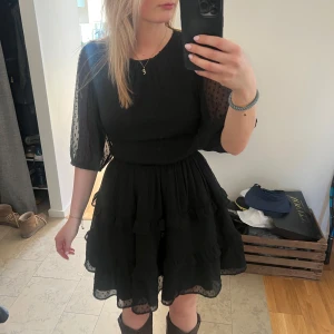Klänning - Jättefin svart klänning från bok bok. Älskar denna, perfekt till sommarens fester🖤🖤