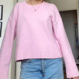 Ljusrosa stickad tröja från & Other Stories - Jättesöt rosa stickad tröja🩷perfekt till sommaren!!