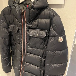 Mörkblå dunjacka från Moncler  - Moncler jacka i jätte fint skick, storlek 1/S.              Priset går att diskutera vid snabb affär