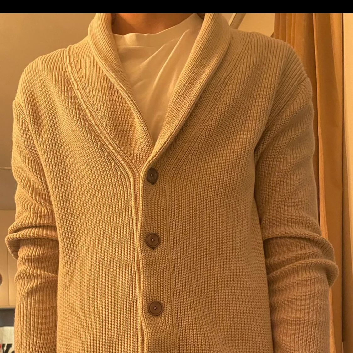 Beige stickad kofta från John Henric