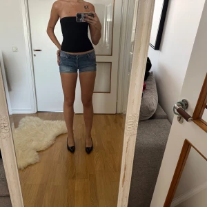 Blå jeansshorts  - Snygga blå jeansshorts med fransad kant nertill. De är lågmidjade, perfekta sommarn. Har två par