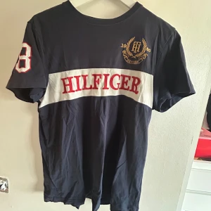 Blå t-shirt från Tommy Hilfiger - Snygg blå t-shirt från Tommy Hilfiger. Storlek XS men passar även S🥰