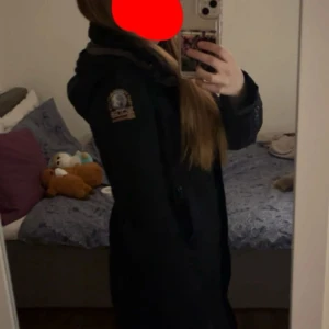 Svart vinterjacka från Parajumpers - Säljer en svart jacka från parajumper, storlek XXS. Den är i bra skick men behöver tvättas och fickorna är trasiga men de går fortfarande jätte bra att ha saker i fickorna. Ingår päls men får inte visas på bilder då de är ekta päls. Skriv för fler frågor och pris kan diskuteras💓