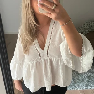 Zara blus  - Vit blus från Zara, jättesöt och perfekt till sommaren💕 storlek M