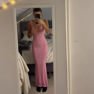 Skims klänning - Slutsåld rosa skimsklänning, storlek. XXS, pris 800:- går att justera vid axlarna beroende på hur man vill att klänningen ska sitta, väldigt stretchig så passar även XS,S. Vid frågor kontakta mig 🫶🏽