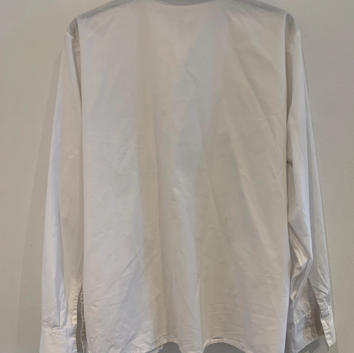 Vit skjorta med veckad front - 2