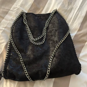 Väska med kedjor - Perfekt väska till skolan som rymmer dator och har olika fickor med dragkedja!!❤️ kom med prisförslag🥰