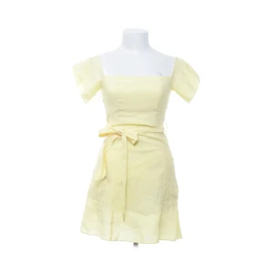Ljusgul kortklänning med knytband - Super gullig klänning från Zara, inga defekter eller likande förutom att resåren i ena armén är borta ( men är inget som märks) 