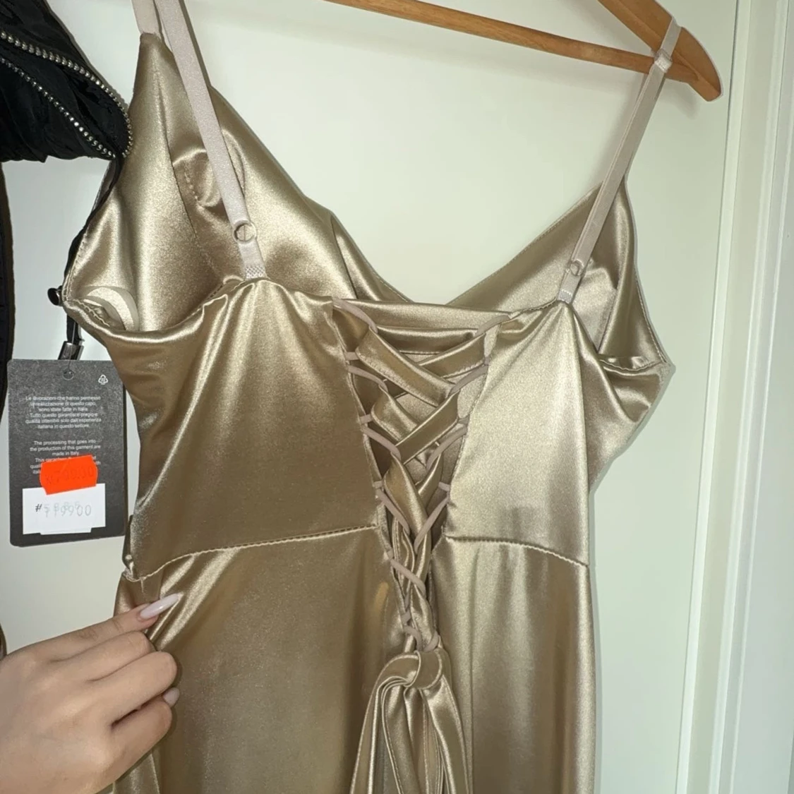 Champagnefärgad långklänning med snörning på ryggen - 1