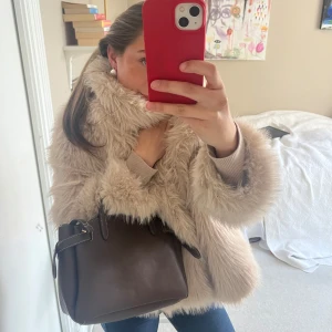 Beige pälsjacka med bred krage - Kanske dags att redan klicka hem den perfekta furjackan inför hösten? Säljer en fluffig beige pälsjacka med bred krage och lång ärm. Jackan har en oversized passform och är perfekt för att hålla värmen under kyliga dagar. Enkel att styla till olika outfits och ger en lyxig känsla. Har användts en gång. Passar även er som har storlek M.
