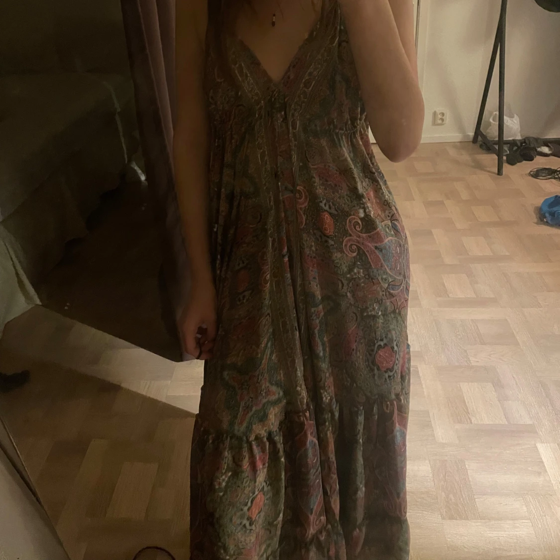 Mönstrad långklänning med volang och öppen rygg - 1