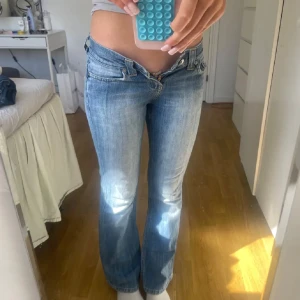 Blå jeans från bigstar - Snygga blåa jeans från bigstar som är lågmidjade och bootcut💓. Första bilden är från tidigare ägare💓💓. Säljer dessa då dem var för stora. De sitter som en 24/32 eller 25/32 skulle jag säga .Priset kan självklart diskuteras💞💞☺️