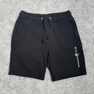 Svarta shorts från Sail Racing - Svarta shorts från Sail Racing. Köpt från Kidsbrandstore