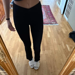 Sköna byxor från hm - Jätte sköna byxor från hm. Antingen bara att ha hemma som en mjukisbyxa men går även att klä upp till en finare outfit! Väldigt sällan använda då de är för korta. Jag är nästan 180cm lång!