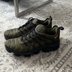 Nike Vapormax plus - Säljer nu ett par mörk gröna vapor max plus! använda 3 ggr max helt sprillans nya skriv för funderingar eller mer bilder!😁