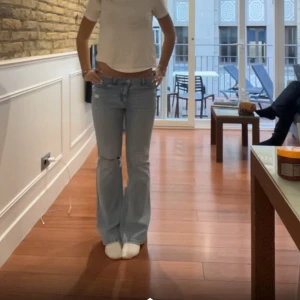 Ljusblå bootcut jeans - Säljer ett par ljusblå bootcut jeans med 