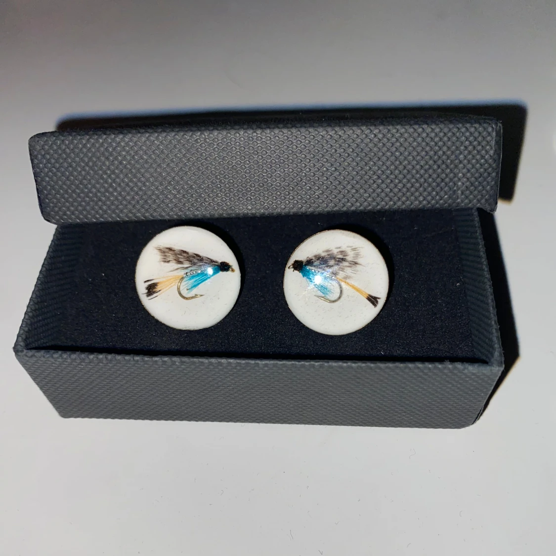 Vita manschettknappar med fiskefluga - 1