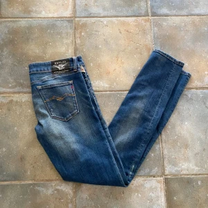 Replay Luz Jeans - Säljer dessa sjukt snygga och unika vintage Replay jeans i modell Luz. Jeansen har skönt slim passform som sitter väldigt bra och skönt på smalare människor. Skicket är jättebra (8/10)!⭐️ Absolut inga hål eller fläckar. Tveka inte med kontakta mig!⭐️
