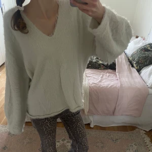 Vit mohair tröja - Asså världens mysigaste tröja!! Har använt den väl men har tagit väl hand om den så den är i gott skick!!! Passar till allt!🌷🍓💋🍀pris kan diskuteras 