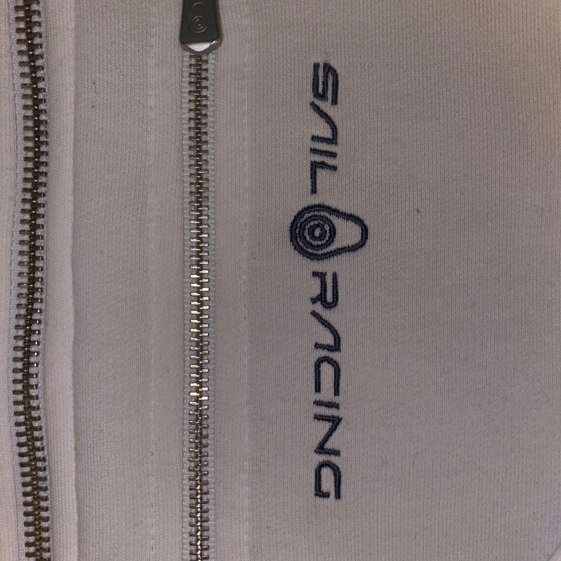 Vit hoodie med dragkedja från Sail Racing - 2