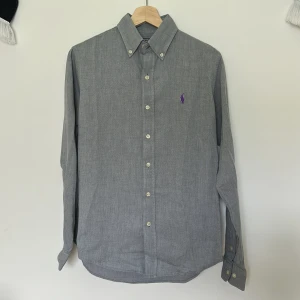 Ralph lauren skjorta - Stilren Ralph Lauren skjorta i nyskick perfekt inför sommaren!                                                                          - Nyskick 1500kr                                                                - Fraktas inom 24h ✅