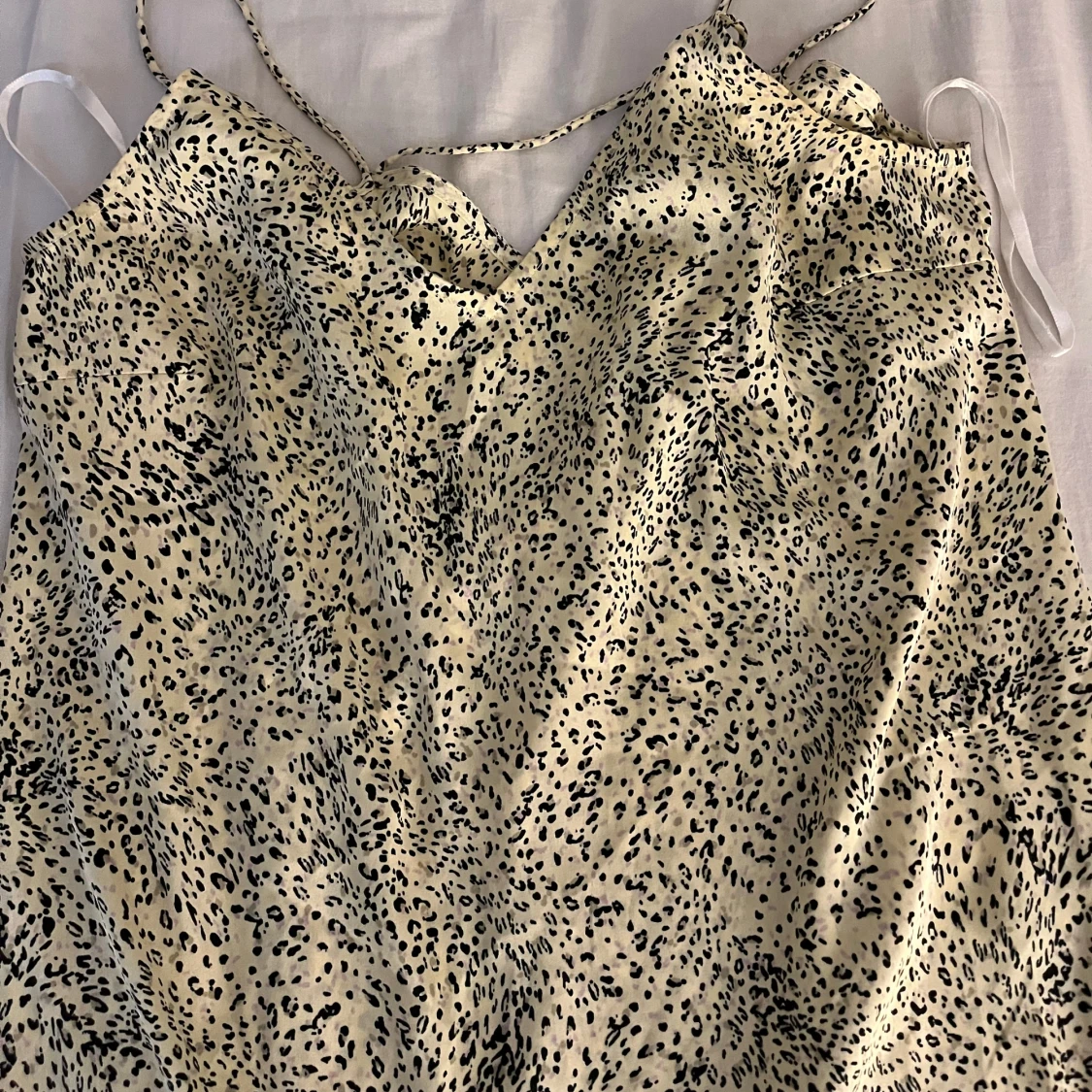 Ljusgul topp med svarta detaljer