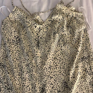 Ljusgul topp med svarta detaljer - Aldrig använd ljusgul topp! Perfekt till sommaren då materialet är väldigt svalt o skönt! 