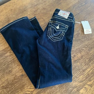 Mörkblå bootcut jeansbyxor från True Religion - Helt nya med lappar❤️ Midjemått ca 35 cm innerbenslängd ca 80 cm                                               obs sista bild lånad😁 Det är bara att trycka på köp nu 😁