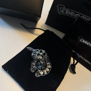 Silverring från Chrome Hearts - Säljer en snygg silverring från Chrome Hearts med ikoniskt korsmotiv stl 10. Ringen levereras med originalpåse och ask. Vid frågor bara skriv och pris går att diskutera vid snabb affär😊