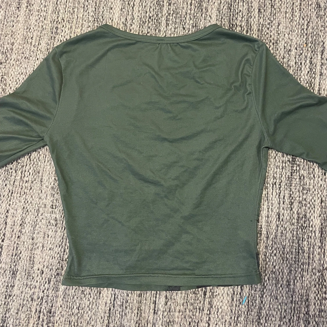 Grön långärmad croppad topp med tryck - 2