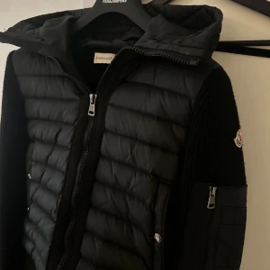 Svart cardigan från Moncler - Jackan har nu blivit för liten för mig så passar på att lägga ut den till våren då du ofta kommer ha användning för den (pris kan diskutera) 