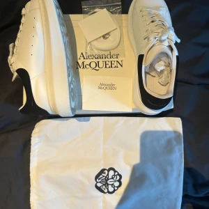 Alexander McQueen  - Alexander McQueen skor. Använda ett fåtal gånger skicket är 9/10. Storlek 42. Säljs med box och dustbag. Kan gå ner i pris vid snabbaffär. 