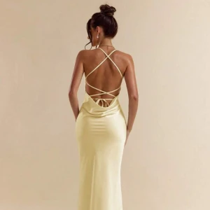 Ljusgul balklänning  - Så fin ljusgul balklänning, aldrig använd då jag köpt en annan🤗