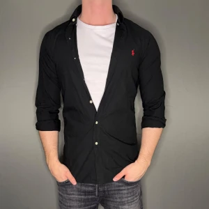 Ralph lauren skjorta - Hej säljer nu min fina Ralph lauren skjorta i storlek S. Den är i nyskick och kommer vara otroligt snygg nu i vår och framåt sommaren. Nypris cirka 1600kr! Vi kommer att sälja liknande produkter nu i vår och närmare sommar så glöm inte följa profilen!🌊🍾