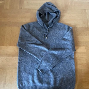 Mörkgrå hoodie i 100% merinoull  - En mörkgrå hoodie i 100% merinoull. Den är i top skick och har inga skador. Skriv till mig om du har frågor 💛 priset är inte hugget i sten💛