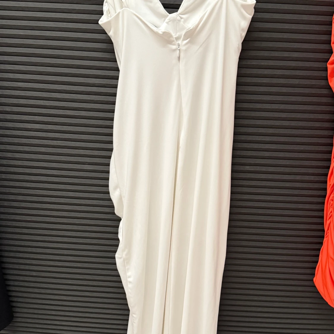 Vit långklänning med drapering och smala axelband - 3
