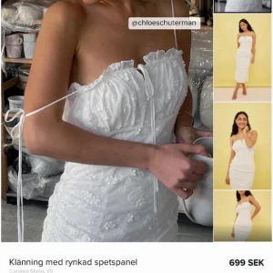 Vit spetsklänning (student) - Superfin vit klänning med rynkad spetspanel och smala axelband. Klänningen har en figurnära passform, blommiga broderier och en romantisk känsla. Perfekt för student eller sommarens festligheter. Använd en gång
