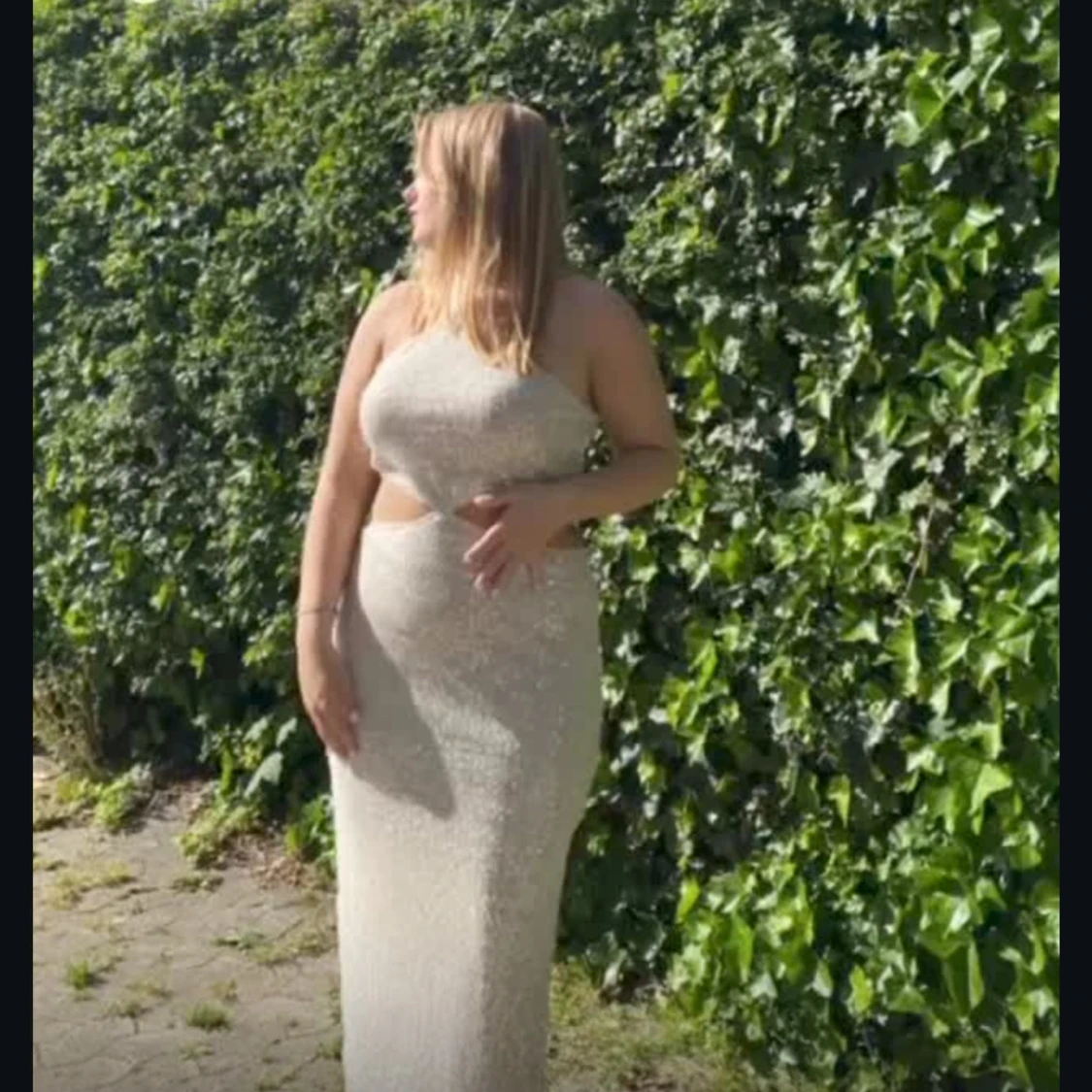 Glittrig champagnefärgad långklänning med slits - 1