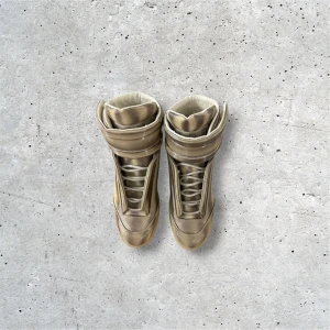 Maison Margiela Future Highs - 🌶️🌶️ Margiela futures : Lowk rare : No box : Size 40 EU : Endast ytligt smuts : Skick 8,5/10 : Sand-liknande färg : Tuff asl : Kvitto finns ofc : Priset är fast på dessa : Hmu i dm's!