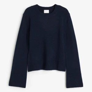 Mörkblå stickad tröja - En enkel och stilren mörkblå stickad tröja med rund halsringning och långa ärmar. 