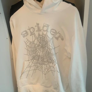 Sp5der Hoodie med rhinestones. - Bör inte tvättas varmt och rekomenderar inte att torktumla. Storlek L med hade passat M också lite baggy.