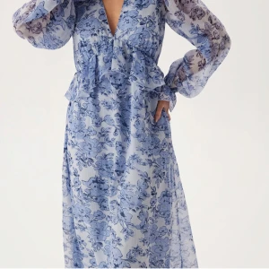 Blå blommig långklänning med volang - Klänning